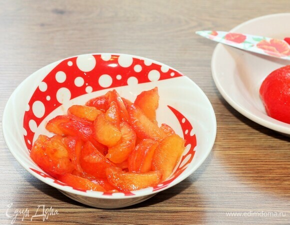 Сливу очищаем от шкурки, удаляем косточки и нарезаем небольшими дольками. Одну сливу оставляем для украшения.