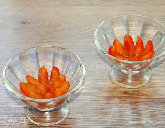 Раскладываем дольки слив по креманкам.