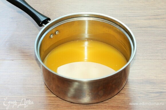 В сотейник или небольшую кастрюлю наливаем апельсиновый сок и отправляем на плиту. На слабом огне доводим сок до кипения.
