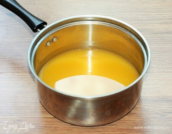 В сотейник или небольшую кастрюлю наливаем апельсиновый сок и отправляем на плиту. На слабом огне доводим сок до кипения.