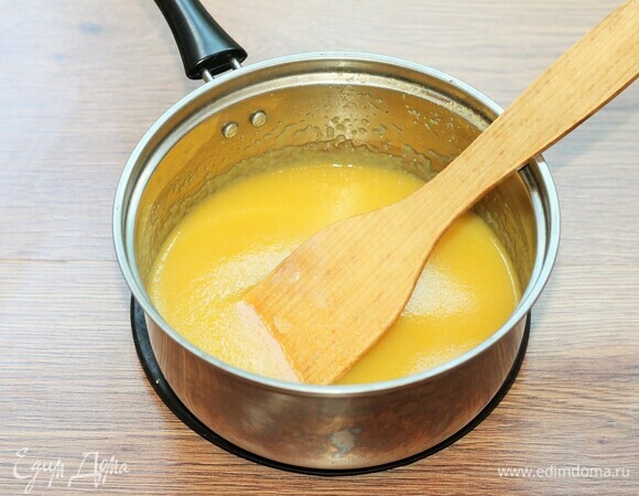 В кипящий сок тонкой струйкой засыпаем манную крупу. Варим на слабом огне, постоянно помешивая, и доводим до кипения. Снимаем кастрюлю с огня.