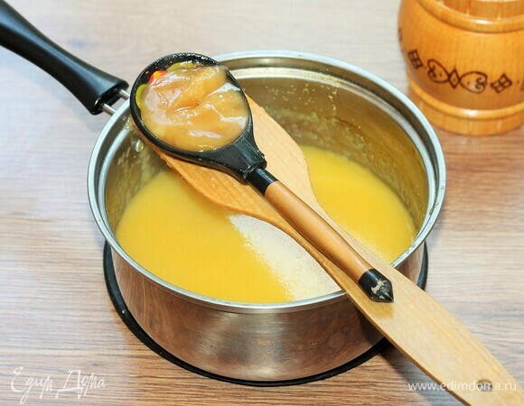 Добавляем по вкусу 1–2 ст. л. меда и перемешиваем до его расплавления.