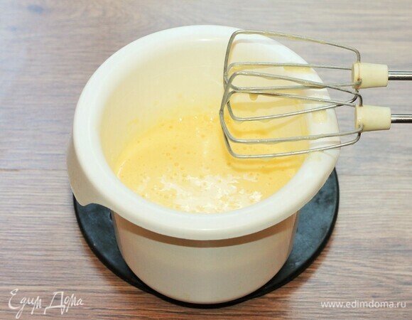 Переливаем апельсиновую смесь в чашу миксера и взбиваем до полного остывания массы, минут 10. Я взбивала массу в два захода, каждый — по 5 минут, чтобы не перегреть миксер. Масса становится светлой, воздушной с небольшими пузырьками и увеличивается в объеме. Вот здесь не помешала бы помощь кухонной машины Kenwood.