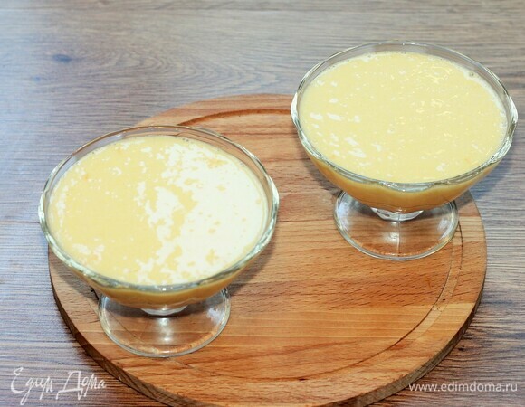 Аккуратно разливаем фруктовую смесь по креманкам и отправляем в холодильник на 1 час. За это время десерт станет более плотным, но воздушность сохранится.