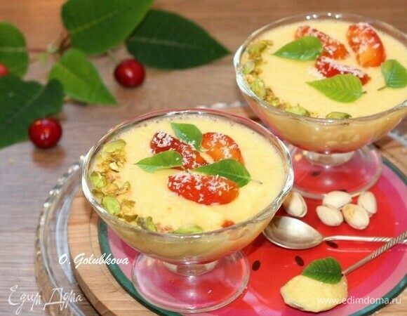 Перед подачей к столу достаем креманки из холодильника и украшаем мусс дольками сливы, листиками мяты или мелиссы и обжаренными на сухой сковороде измельченными орешками.