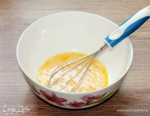 Приготовим бисквит. Взбиваем яйца с сахаром.
