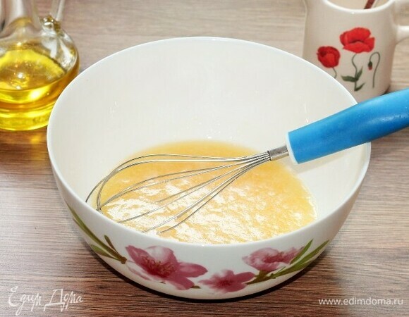 Продолжая взбивать, добавляем воду, растительное масло и ваниль.