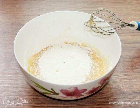 Вмешиваем мучную смесь в масляную жидкую и взбиваем миксером до однородности теста.