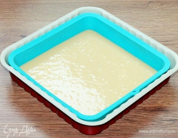 В силиконовую форму для выпечки (20 х 20 см) выливаем тесто. Выпекаем бисквит в разогретой до 170°C духовке около 30 минут, пока не станет розовым. Проверяйте готовность деревянной шпажкой.