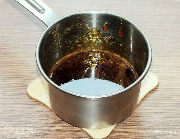 На медленном огне перемешиваем ложкой до тех пор, пока сахар не расплавится и не карамелизируется.