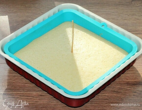 Достаем испеченный корж из духовки и даем ему остыть в течение 10 минут. Затем прокалываем весь корж зубочисткой.