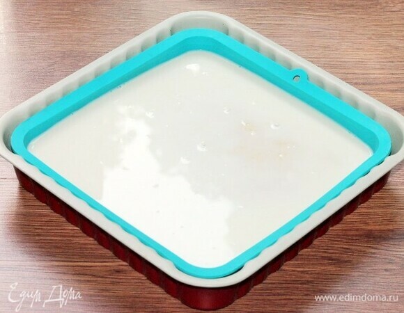 Выливаем на теплый корж молочную смесь. Корж впитает весь щербет! Закрываем десерт пленкой и отправляем в холодильник минимум на 3 часа, а лучше — на ночь.