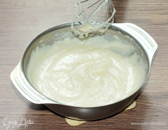 Приготовим крем, так, как написано в инструкции на пакетике. Откладываем 2 столовые ложки крема для украшения.