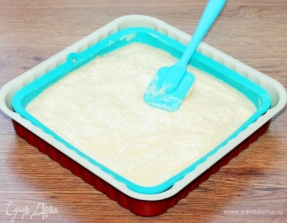 Выкладываем равномерно оставшийся крем на уже пропитанный щербетом и охлажденный бисквит. Убираем в холодильник на 1 час.