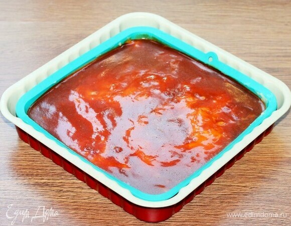 Достаем из холодильника десерт и аккуратно покрываем его карамелью, равномерно распределяя ее по поверхности. Десерт готов! Отправляем его в холодильник на 4 часа.