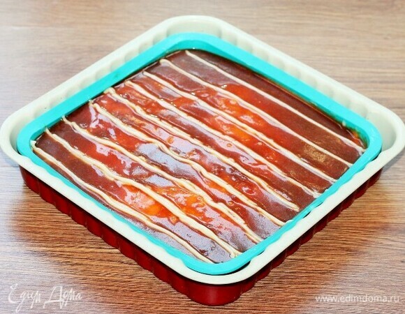 Перед подачей украшаем десерт кремом, изображая тонкие линии.