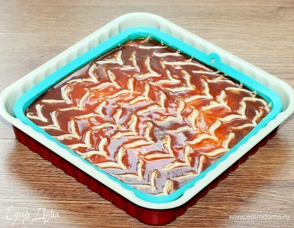 Сформируем с помощью зубочистки рисунок. Посыпаем обжаренными и измельченными орехами и подаем.