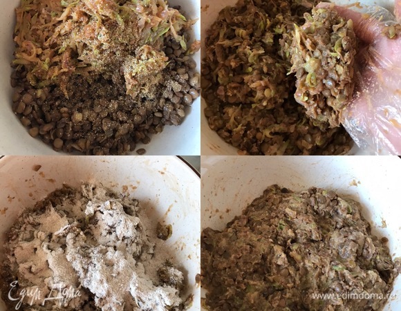 В миску переложить чечевицу, добавить обжаренные овощи, соль и чесночный порошок. Хорошо вымесить массу рукой. Массу надо слегка помять, и тогда она станет однородной, поэтому это лучше делать в перчатках. Затем добавить одну столовую ложку муки и еще раз перемешать. Если муки будет недостаточно, то добавьте оставшуюся муку, масса должна держать форму. Накрыть миску пленкой и поставить в холодильник на 5–10 минут.