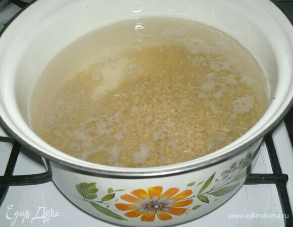 Бурый рис промыть под проточной водой. Сварить по инструкции на упаковке. Откинуть на дуршлаг и остудить до комнатной температуры.