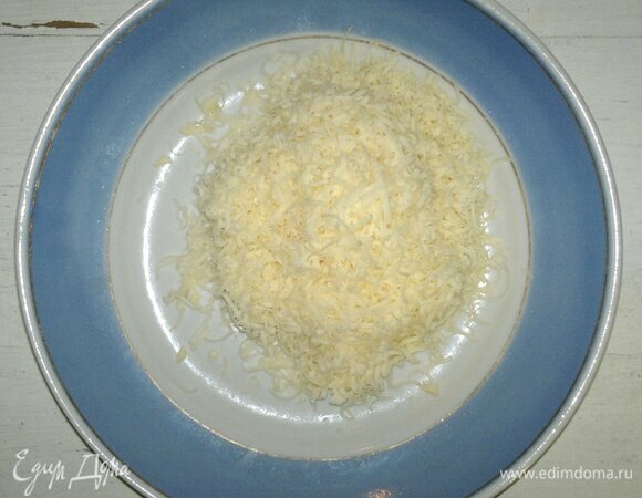 Сыр натереть на мелкой терке.