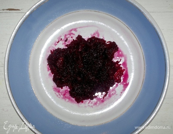 Свеклу очистить от кожуры, натереть на мелкой терке. Если свекла слишком сочная, выложить ее в сито и отжать лишний сок.