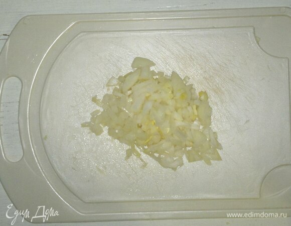 Лук почистить, нарезать мелкими кубиками. Открыть банку с тунцом, откинуть на сито для стекания масла. Рыбу размять вилкой.