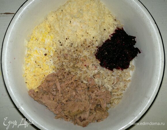 В миске соединить отварной рис, тунца, яйца, сыр, свеклу и лук. По вкусу посолить, поперчить, перемешать.