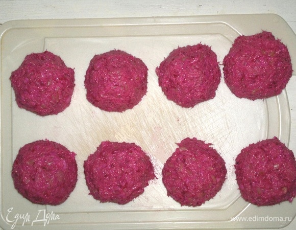 Из полученной массы сформовать шарики диаметром 3,5–4 см.