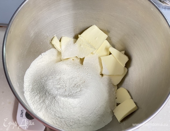 Холодное сливочное масло нарезать в чашу миксера и смешать с сухими ингредиентами до состояния хлебной крошки.