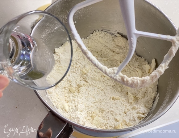 Влить ледяную воду. Очень быстро собрать тесто в шар. Главное, не дать таять маслу. Убрать готовое тесто в холодильник на 30 минут.