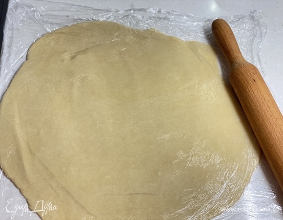 Раскатать тесто в пласт толщиной 0,3 мм.