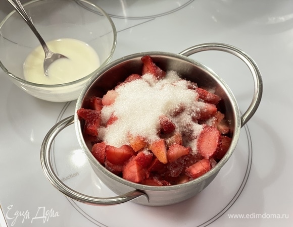 Клубнику и сахар нагреть в сотейнике. Крахмал смешать с небольшим количеством воды. Постоянно помешивая, влить в нагретую клубнику. Как масса загустеет, снять с плиты. Охладить.