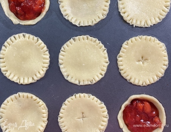 Заполнить основы начинкой, накрыть крышечкой. Вилкой аккуратно придавить края и сделать маленькие надрезы в середине. Выпекать при 200°C около 30 минут, до румяности.