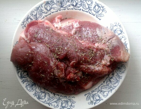 Свинину промыть, обсушить бумажным полотенцем. Натереть мясо со всех сторон солью, посыпать перцем и тимьяном, полить лимонным соком.