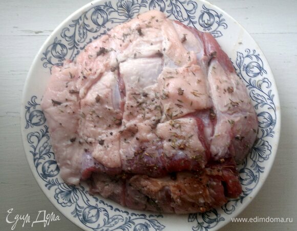 Сделать на мясе косые надрезы глубиной 0,3–0,5 см. Вставить в пересечение разрезов и посередине ромбов бутоны гвоздики. Накрыть свинину пищевой пленкой и убрать в холодильник на 2 часа.