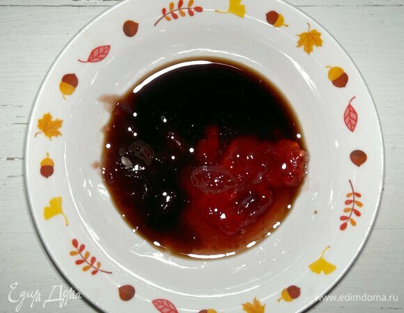 Пока мясо запекается, приготовить глазурь. Соединить оба вида джема, бальзамический уксус и соевый соус, перемешать.