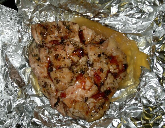 Достать мясо из духовки. Аккуратно развернуть фольгу. С помощью кисточки смазать поверхность буженины частью глазури. Поставить мясо снова в духовку и продолжить запекание. Через 15–20 минут достать свинину и смазать оставшейся глазурью. Поставить в духовку еще на 15–20 минут.