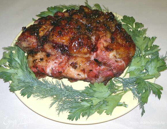 Буженина готова. Выложить ее на блюдо, украсить зеленью и овощами.