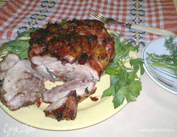 Подать буженину к столу в качестве горячего блюда или охлажденной закуски. Разрезать на порции. Приятного аппетита! С наступающим Новым годом!