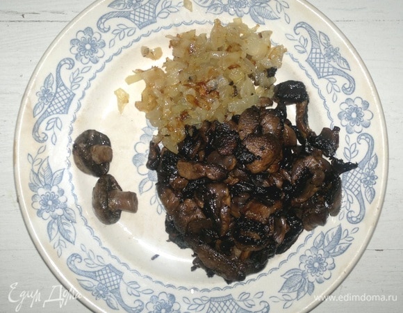 Шампиньоны помыть, обсушить, мелко нарезать (оставить целыми 2–3 небольших грибочка). Лук почистить, мелко нарезать. Обжарить на раскаленном масле сначала грибы в течение 2–3 мин. С нарезанными грибами обжарить и целые. Затем грибы выложить на сито, чтобы стекло масло. На оставшемся масле обжарить лук до румяности и выложить на сито для удаления излишков масла.