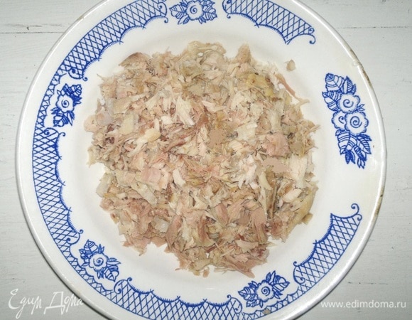 Отварное куриное мясо мелко нарезать.