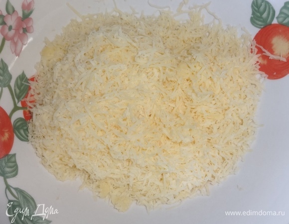 Сыр натереть на мелкой терке. 1 ст. л. сыра отложить для украшения. Чеснок почистить, пропустить через пресс.