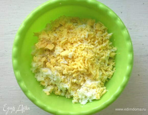 Яйца сварить вкрутую, охладить в холодной воде. Яйца почистить и натереть на мелкой терке.