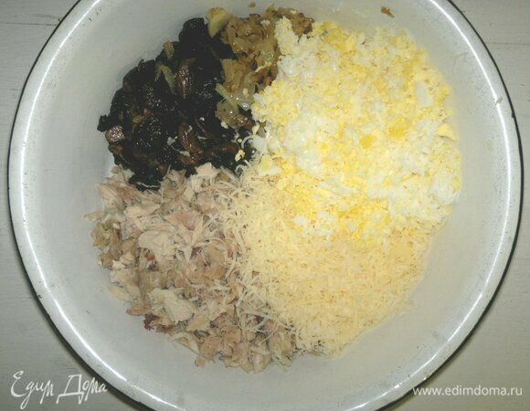 В миске соединить все подготовленные продукты. Добавить в миску немного соли, молотого черного перца, перемешать.