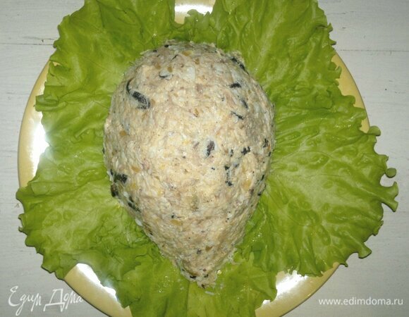 Салатную смесь выложить на листья, придавая форму туловища ежа.