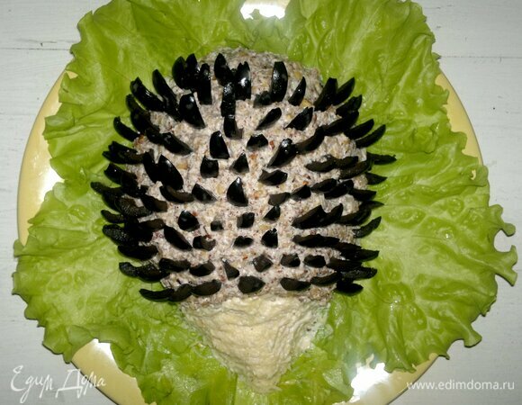 Полоски оливок вставить в туловище ежика в виде иголок. Из одной оливки вырезать нос и глазки, вставить в мордочку.