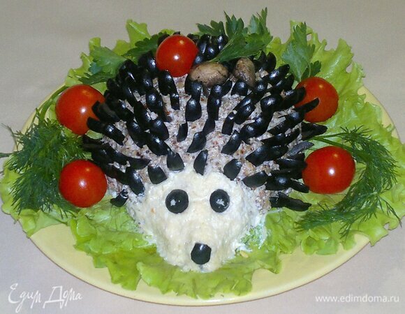 Сверху на ежика выложить целые грибочки, помидор черри. Украсить салат помидорами черри, зеленью укропа и петрушки. Подать салат сразу на стол или держать до подачи в холодильнике.