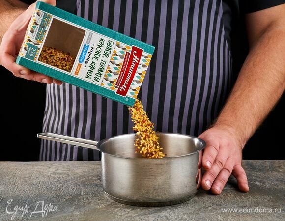 Смесь «Гликоген» ТМ «Националь»: булгур, томаты, красное киноа высыпьте в сотейник.