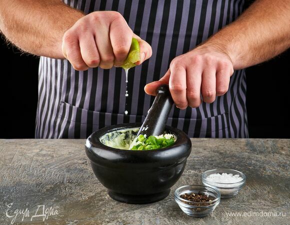 Выжмите сок половины лайма. Разомните все до однородной консистенции.