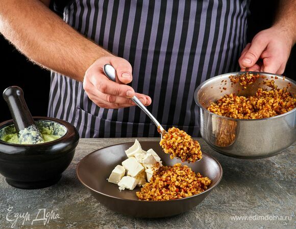 Возьмите глубокую миску (боул), выложите готовую смесь, затем нарезанную кубиками брынзу и добавьте соус.